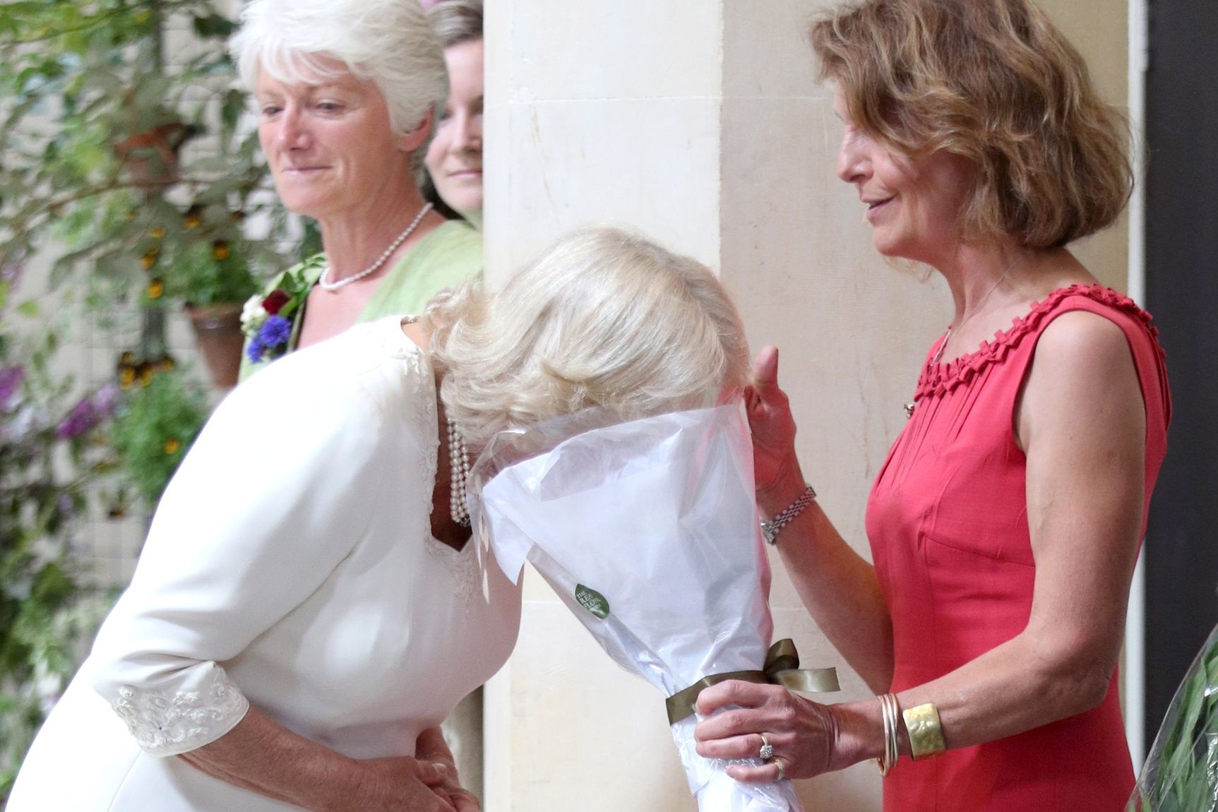 Camilla Parker Bowles wącha kwiaty