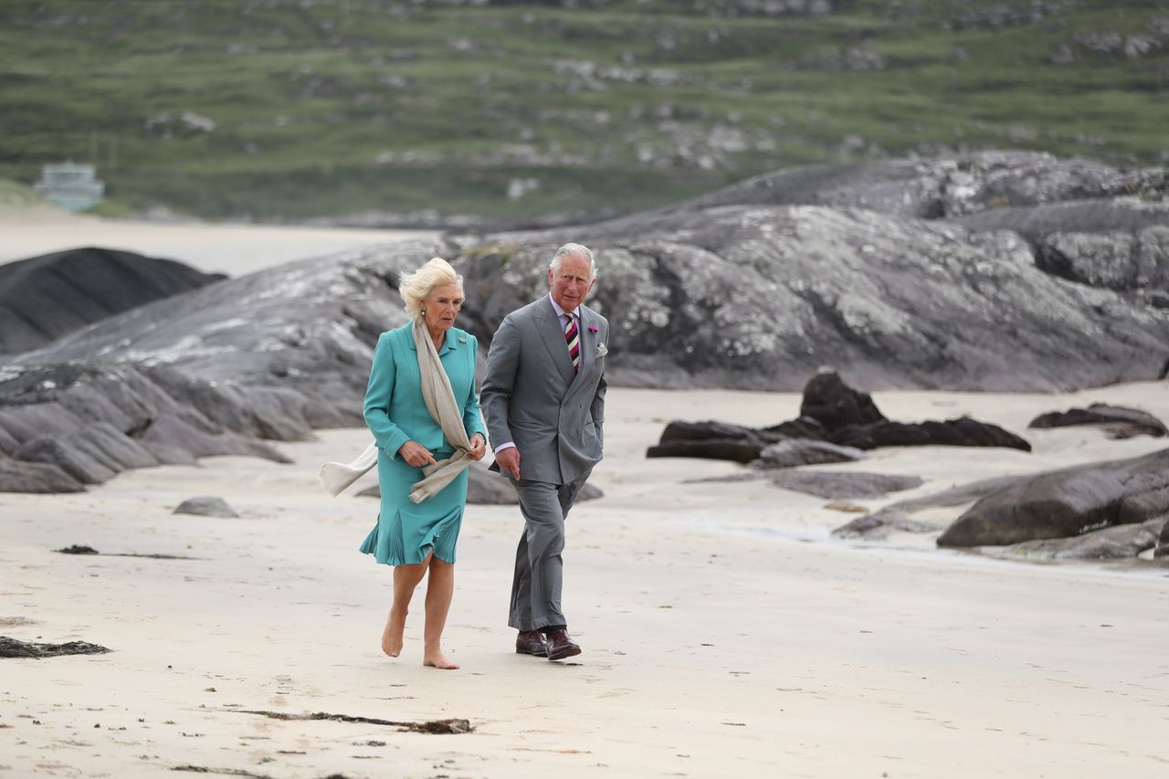 Camilla Parker Bowles zdjęła buty na plaży. Książę Karol się nie odważył