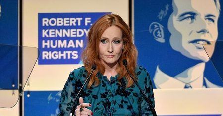 J.K Rowling krytykowana za kontrowersyjny komentarz. "Jako osobie, która w dzieciństwie znalazła schronienie w Hogwarcie, łamiesz mi serce"