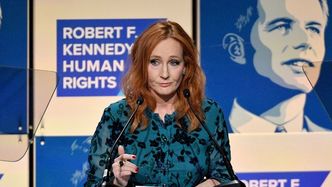 J.K Rowling krytykowana za kontrowersyjny komentarz. "Jako osobie, która w dzieciństwie znalazła schronienie w Hogwarcie, łamiesz mi serce"