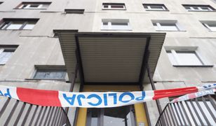 Łódź. Zwłoki na klatce schodowej. Starsza pani nie mogła wyjść z mieszkania
