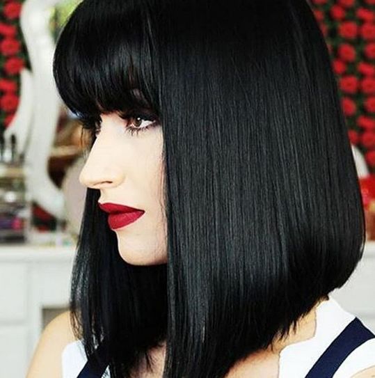 Fryzura long bob z grzywką na czarnych wlosach 