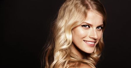 Od brunetki do blondynki. Zobacz, dlaczego twoje włosy jaśnieją