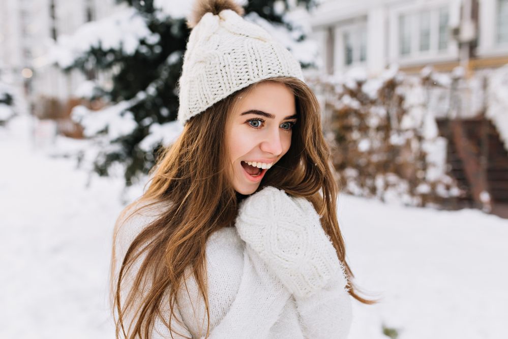 Jak zadbać o włosy zimą? Sprawdzone porady na piękne włosy