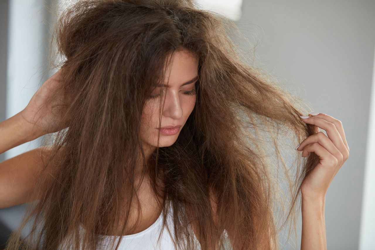 Jak pielęgnować włosy wysokoporowate? Kosmetyki i zabiegi dla zniszczonych pasm