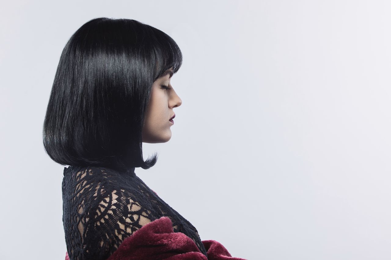 Nowoczesne wydanie uwodzicielskich kolorów nocy w zimowych trendach