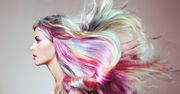 Jak wyglądają holograficzne włosy? Tęczowe fryzury inspirują!