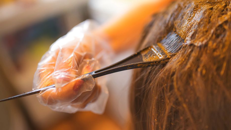 Farbowanie włosów wpływa na rozwój raka piersi?