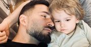Dwuletni synek Rafała Maślaka przeszedł większą metamorfozę niż jego ojciec od początku kariery. Fryzjer nieźle się napracował