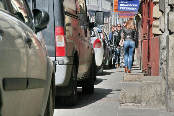 Krakowian denerwują źle parkujące auta - urzędnicy chcą szybko rozwiązać ten problem