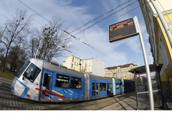 Na przystankach Wrocławia będą nowe lepsze tablice
