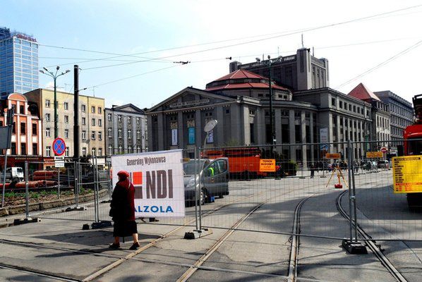 Przedzielili Rynek w Katowicach na pół, ale zapomnieli ostrzec pieszych