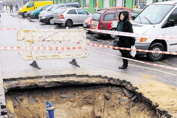 Pod autem zapadła się jezdnia