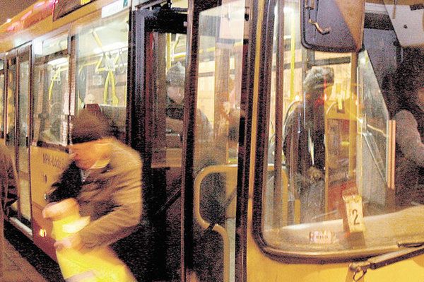 Napadł z tasakiem na pasażera autobusu. Stanie przed sądem