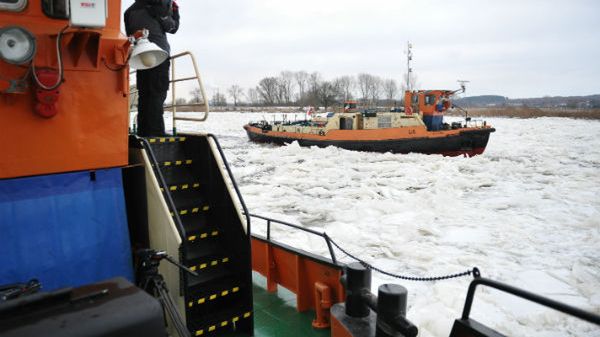 Kruszenie lodu przez lodołamacze