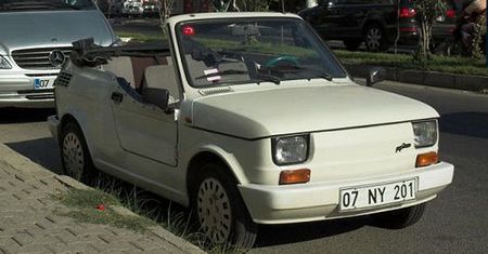 Pijany uciekał przed policją skradzionym "maluchem"