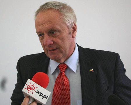 "Macierewicz odpowiada premierowi mentalnie"