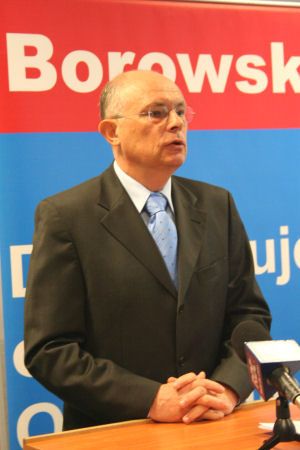 Borowski: Marcinkiewicz gra świętego Mikołaja, który przynosi prezenty