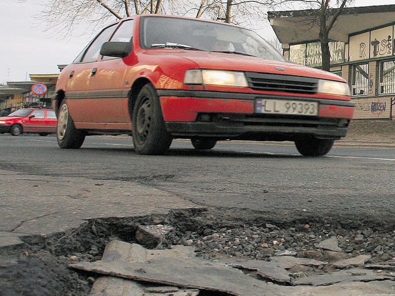 Łodzianie walczą o pieniądze za auta zniszczone w dziurach