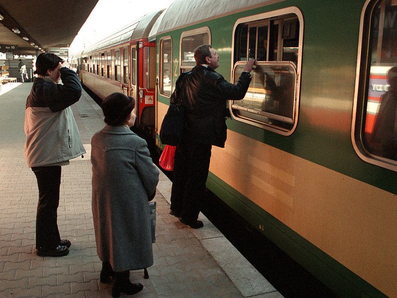 Chaos na dworcu PKP Katowice. Sprzedają bilety na odwołane pociągi