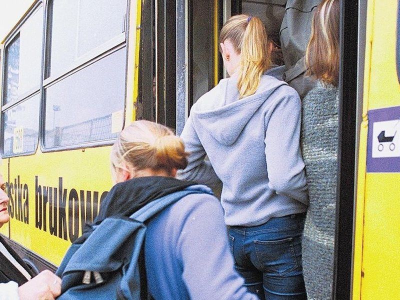 Skandal! Prawie setka dzieci w szkolnym autobusie