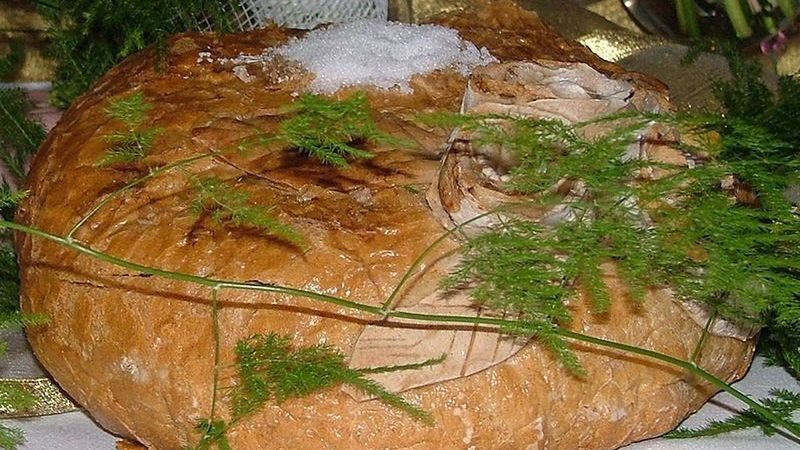 Źródło: http://commons.wikimedia.org/wiki/File:Chleb_i_sol.JPG