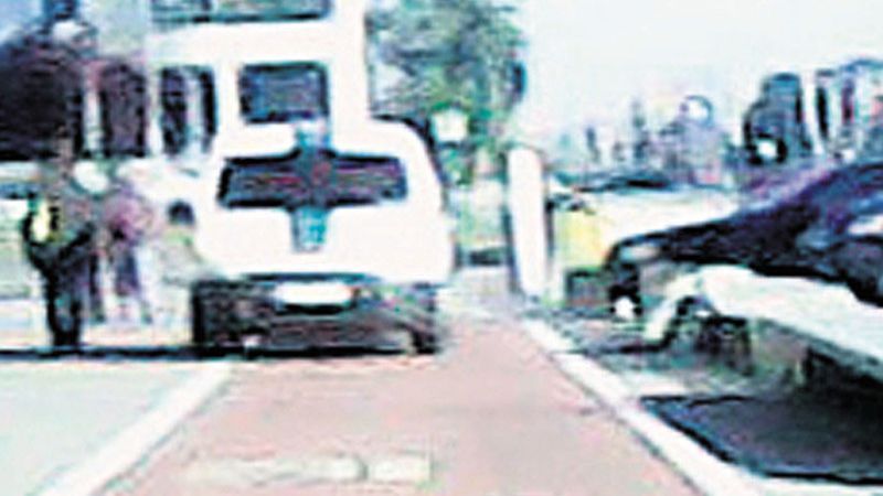 Kadry z filmu nagranego przez studenta. Furgonetka w ostatnim momencie wymija rowerzystę