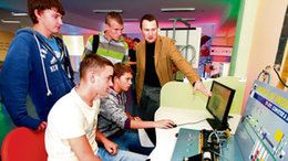 Fizyk Andrzej Bialuk ze swoimi uczniami z Zespołu Szkół Technicznych przy miniaturze przemysłowego sortownika