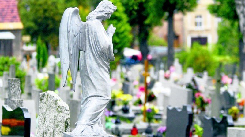 Tysiące ludzi odwiedzą w najbliższy weekend groby najbliższych na cmentarzach w regionie. Planowane są zmiany w ruchu i kursowaniu komunikacji miejskiej