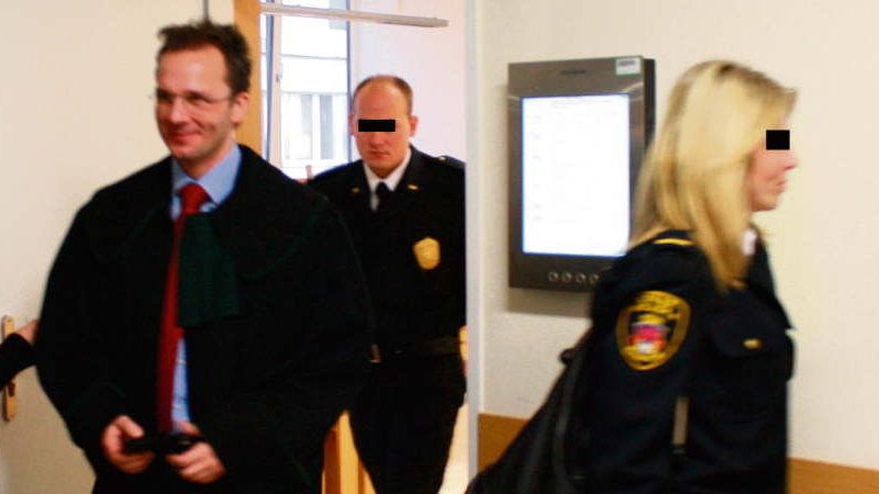 Oskarżeni  strażnicy miejscy zjawili się wczoraj w krakowskim sądzie w mundurach. Grozi im do pięciu lat więzienia