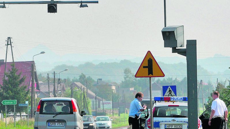 Kierowcy zdejmują nogę z gazu przed masztem na fotoradar w Kornowacu