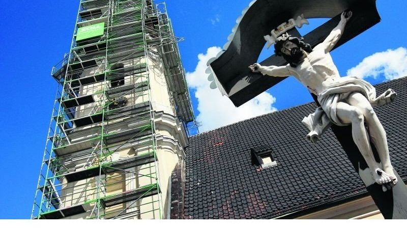 Rusztowanie wznosi się wokół wieży kościoła św. Maurycego. Odnawiany będzie hełm