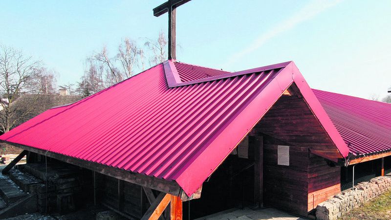 Elżbieta Penderecka broni idei drewnianego kościółka. Teraz msze odbywają się w zadaszonej piwnicy