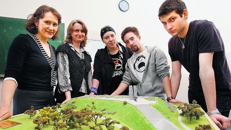 Aleksander Zińczuk (pierwszy z prawej) z kolegami i nauczycielkami z VII LO przy ul. Kruczej