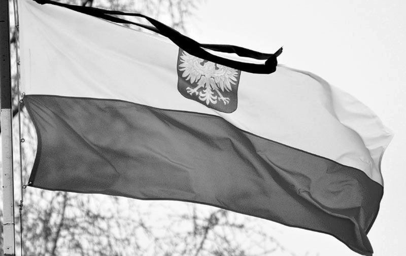 Imprezy odwołane, wszędzie flagi z kirem - Łódź też w żałobie