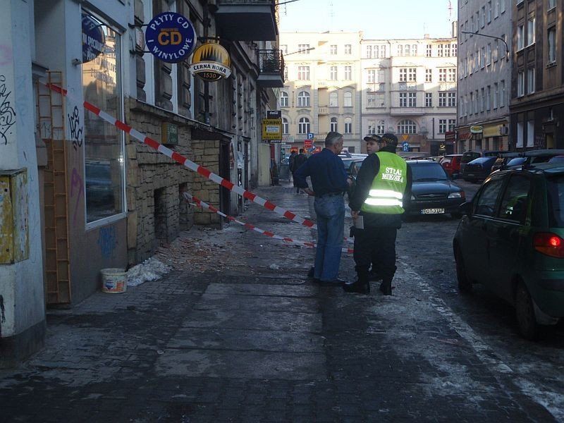 Niebezpieczna wiosna na ulicy: leci gruz, spadają sople...