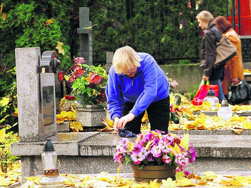 Są firmy, które za pieniądze opiekują się lubelskimi grobami