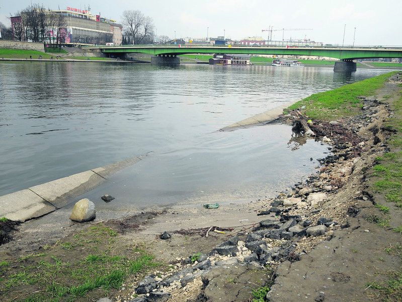 Rok po powodzi bulwary ciągle w fatalnym stanie