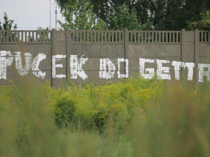 Anarchiści blokują budowę osiedla kontenerów socjalnych