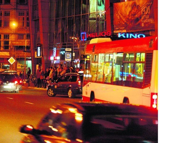 Kierowcy nocnych autobusów walczą z taksówkarzami
