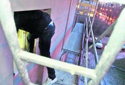 Studenci wchodzą do akademika po rusztowaniu i... nie płacą