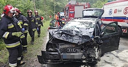 Pijany zderzył się z małżeństwem. Sprawca wyszedł bez szwanku, drugi kierowca reanimowany