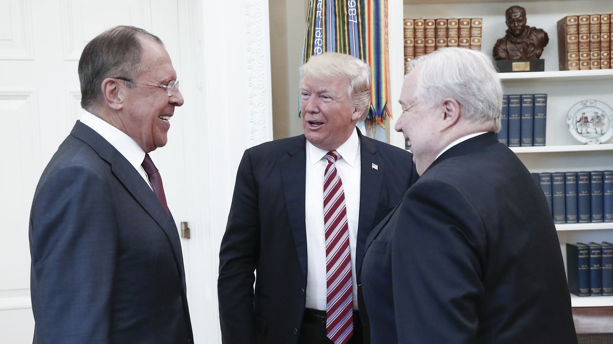 Siergiej Ławrow, Donald Trump i Siergiej Kisliak podczas spotkania w Białym Domu