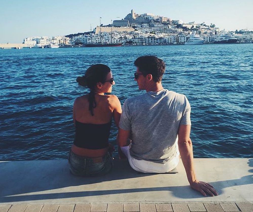 Lewandowscy przyłapani na plaży. Ania w bikini niesie Klarę, a Robert świeci nagim torsem