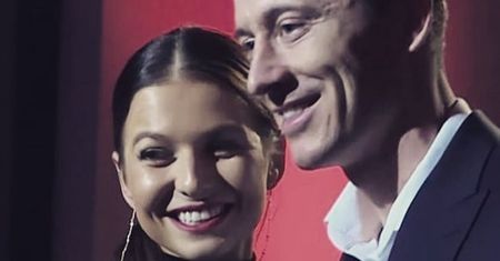 Lewandowscy na świątecznej imprezie FC Bayern Monachium. Uwagę zwraca torebka Anny
