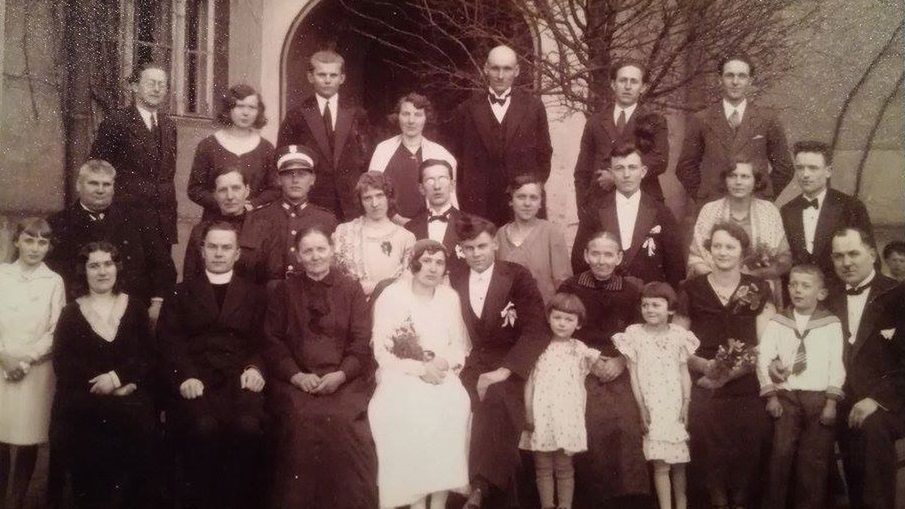 Zdjęcie ślubne Marianny i Stanisława Chełkowskich. Obok Marianny siedzi Monika Chełkowska, druga od lewej Anna Szulcówna