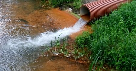 Tajemnicza inwestycja nad rzeką. "Z rur leje się pomarańczowa woda"