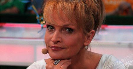 57-letnia Adrianna Biedrzyńska relaksuje się bez stanika na łonie natury! Ta fotka rozpaliła zmysły wszystkich jej fanów!