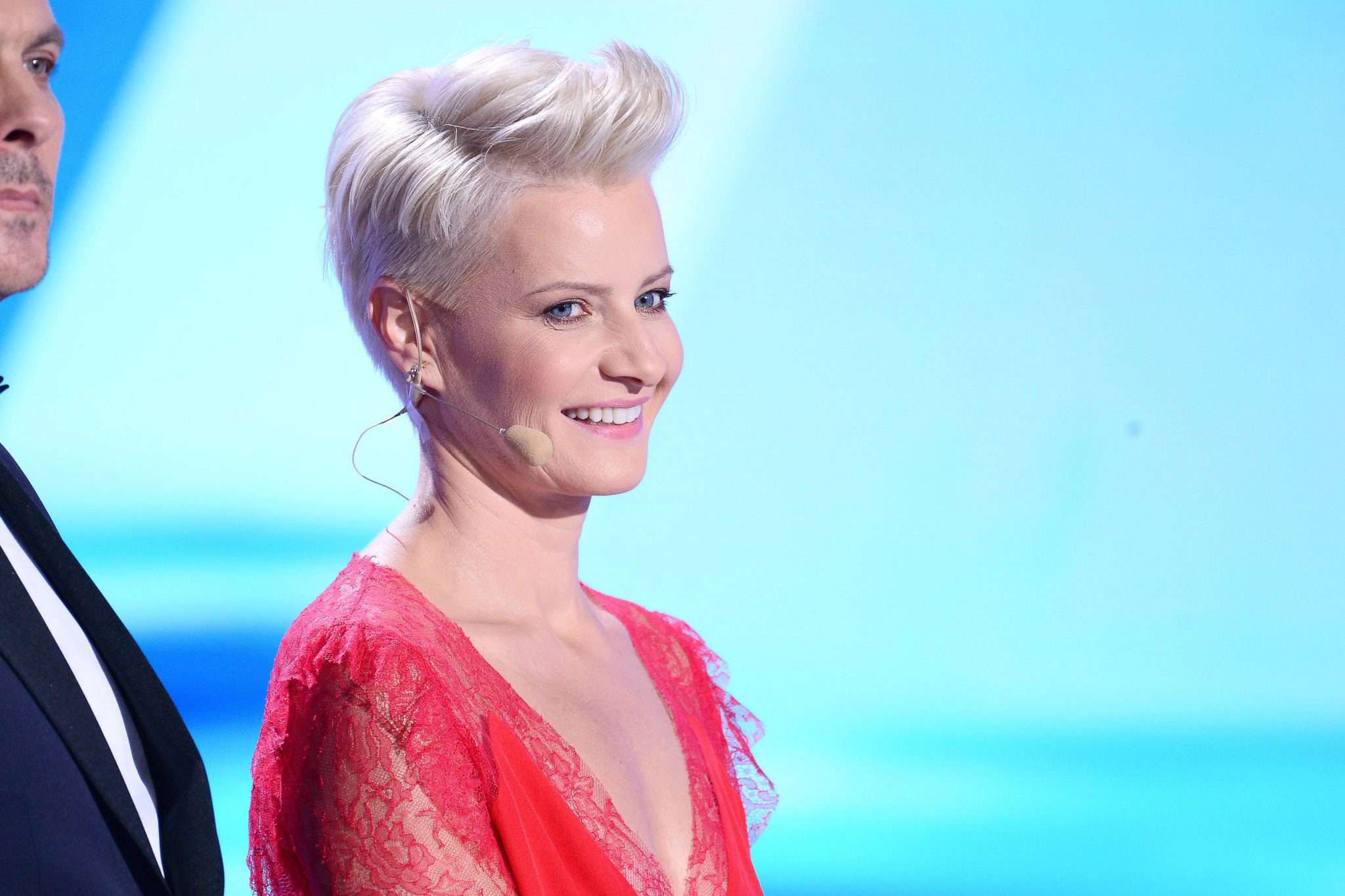Małgorzata Kożuchowska w czerwonej sukni podczas gali finałowej festiwalu w Gdyni 2018