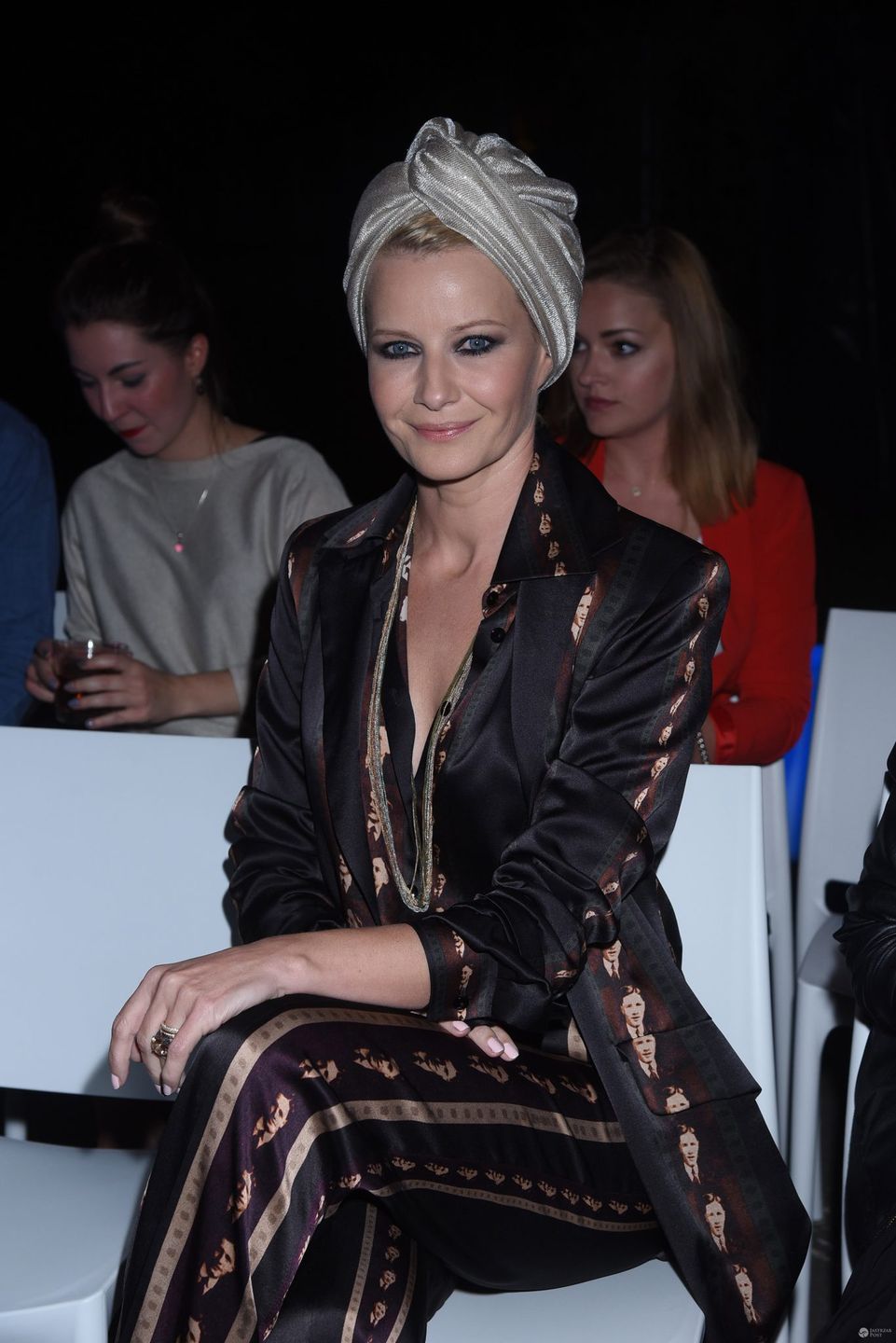 Małgorzata Kożuchowska w turbanie na pokazie Gosi Baczyńskiej jesień/zima 2016 Back To The Future"